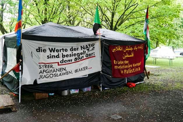 CNTV PROTESECAMP- Zelte Spruchbaender Polizeibewachung beim Palaestina Protstcamp auf der Moorweide11.05.2026 Hamburg auf der Moorweide Das Camp wird ständig von der Polizei bewacht Die Kampagne Stop Nakba Now! beim Bridges of Resistance-Camp in Hamburg gestartet mit Über 300 Teilnehmende, internationale Vernetzung und Debatten ueber Gaza, Medien und Widerstand Hamburg Deutschland