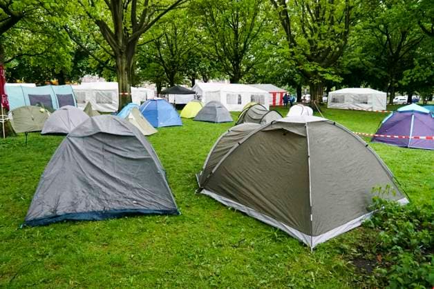 CNTV PROTESECAMP- Zelte Spruchbaender Polizeibewachung beim Palaestina Protstcamp auf der Moorweide11.05.2026 Hamburg auf der Moorweide Das Camp wird ständig von der Polizei bewacht Die Kampagne Stop Nakba Now! beim Bridges of Resistance-Camp in Hamburg gestartet mit Über 300 Teilnehmende, internationale Vernetzung und Debatten ueber Gaza, Medien und Widerstand Hamburg Deutschland