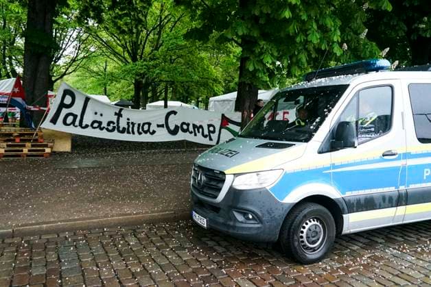 CNTV PROTESECAMP- Zelte Spruchbaender Polizeibewachung beim Palaestina Protstcamp auf der Moorweide11.05.2026 Hamburg auf der Moorweide Das Camp wird ständig von der Polizei bewacht Die Kampagne Stop Nakba Now! beim Bridges of Resistance-Camp in Hamburg gestartet mit Über 300 Teilnehmende, internationale Vernetzung und Debatten ueber Gaza, Medien und Widerstand Hamburg Deutschland