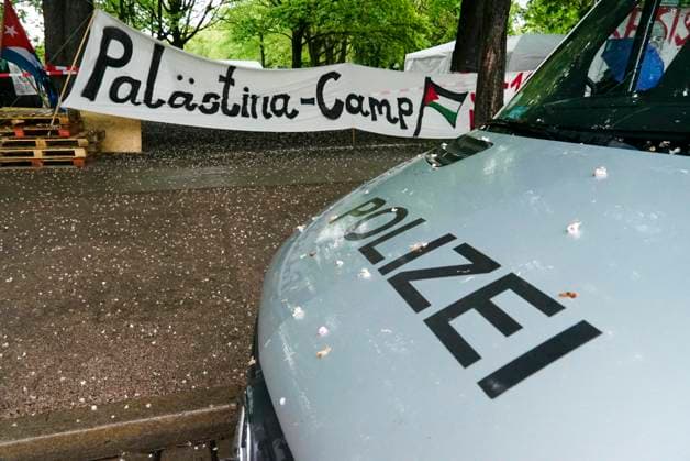 CNTV PROTESECAMP- Zelte Spruchbaender Polizeibewachung beim Palaestina Protstcamp auf der Moorweide11.05.2026 Hamburg auf der Moorweide Das Camp wird ständig von der Polizei bewacht Die Kampagne Stop Nakba Now! beim Bridges of Resistance-Camp in Hamburg gestartet mit Über 300 Teilnehmende, internationale Vernetzung und Debatten ueber Gaza, Medien und Widerstand Hamburg Deutschland