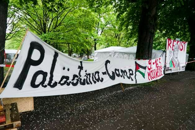 CNTV PROTESECAMP- Zelte Spruchbaender Polizeibewachung beim Palaestina Protstcamp auf der Moorweide11.05.2026 Hamburg auf der Moorweide Das Camp wird ständig von der Polizei bewacht Die Kampagne Stop Nakba Now! beim Bridges of Resistance-Camp in Hamburg gestartet mit Über 300 Teilnehmende, internationale Vernetzung und Debatten ueber Gaza, Medien und Widerstand Hamburg Deutschland