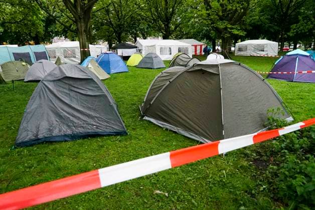 CNTV PROTESECAMP- Zelte Spruchbaender Polizeibewachung beim Palaestina Protstcamp auf der Moorweide11.05.2026 Hamburg auf der Moorweide Das Camp wird ständig von der Polizei bewacht Die Kampagne Stop Nakba Now! beim Bridges of Resistance-Camp in Hamburg gestartet mit Über 300 Teilnehmende, internationale Vernetzung und Debatten ueber Gaza, Medien und Widerstand Hamburg Deutschland