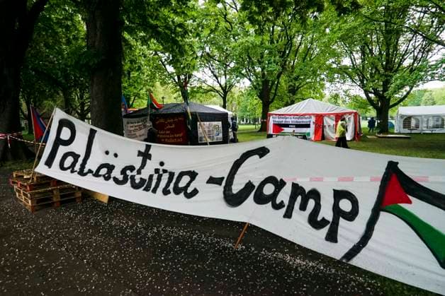 CNTV PROTESECAMP- Zelte Spruchbaender Polizeibewachung beim Palaestina Protstcamp auf der Moorweide11.05.2026 Hamburg auf der Moorweide Das Camp wird ständig von der Polizei bewacht Die Kampagne Stop Nakba Now! beim Bridges of Resistance-Camp in Hamburg gestartet mit Über 300 Teilnehmende, internationale Vernetzung und Debatten ueber Gaza, Medien und Widerstand Hamburg Deutschland