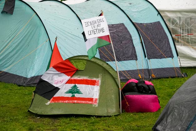 CNTV PROTESECAMP- Zelte Spruchbaender Polizeibewachung beim Palaestina Protstcamp auf der Moorweide11.05.2026 Hamburg auf der Moorweide Das Camp wird ständig von der Polizei bewacht Die Kampagne Stop Nakba Now! beim Bridges of Resistance-Camp in Hamburg gestartet mit Über 300 Teilnehmende, internationale Vernetzung und Debatten ueber Gaza, Medien und Widerstand Hamburg Deutschland