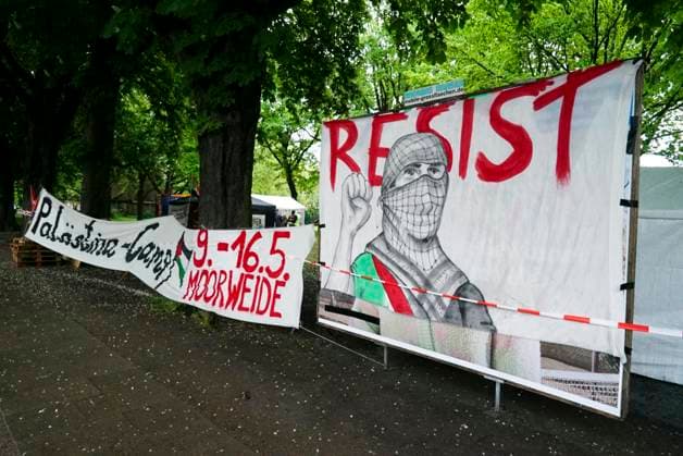 CNTV PROTESECAMP- Zelte Spruchbaender Polizeibewachung beim Palaestina Protstcamp auf der Moorweide11.05.2026 Hamburg auf der Moorweide Das Camp wird ständig von der Polizei bewacht Die Kampagne Stop Nakba Now! beim Bridges of Resistance-Camp in Hamburg gestartet mit Über 300 Teilnehmende, internationale Vernetzung und Debatten ueber Gaza, Medien und Widerstand Hamburg Deutschland
