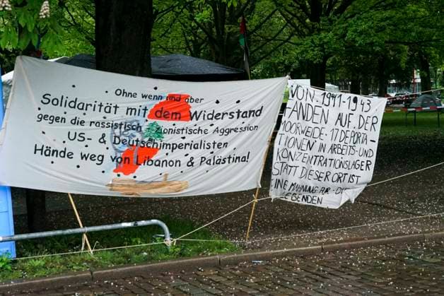 CNTV PROTESECAMP- Zelte Spruchbaender Polizeibewachung beim Palaestina Protstcamp auf der Moorweide11.05.2026 Hamburg auf der Moorweide Das Camp wird ständig von der Polizei bewacht Die Kampagne Stop Nakba Now! beim Bridges of Resistance-Camp in Hamburg gestartet mit Über 300 Teilnehmende, internationale Vernetzung und Debatten ueber Gaza, Medien und Widerstand Hamburg Deutschland