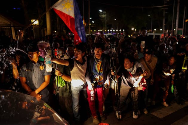 Supporters of former President Duterte protest outside Senate of the Philippines Supporters of former Philippines President Rodrigo Duterte check vehicles exiting the Philippine Senate during a protest against the arrest warrant of former Philippine National Police Chief and current Philippine Senator Ronald dela Rosa at the Philippine Senate in Manila, Philippines on May 11, 2026. The International Criminal Court (ICC) has issued an arrest warrant for the former Philippine National Police Chief Ronald dela Rosa in connection with his role in former Philippine President Rodrigo Duterte s war on drugs. MANILA PHILIPPINES  Copyright: xMatrixxImages MarkxCristinox