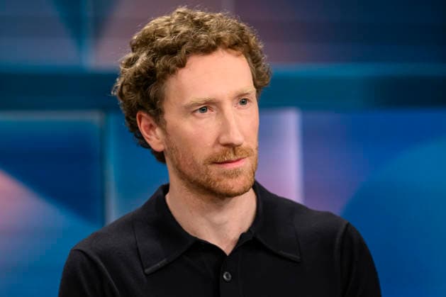 im Bild v.l.: Moderator - Louis Klamroth, GER, Berlin, hart aber fair - Polittalk, TV, Format, mit Moderator - Louis Klamroth, Das Erste, Das Thema: Mehr als Musik: Wie politisch ist der ESC? 11.05.2026, Copyright: HMBxMedia UwexKoch