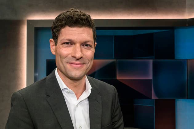 im Bild v.l.: Ronen Steinke: Journalist Süddeutsche Zeitung und Buchautor, GER, Berlin, hart aber fair - Polittalk, TV, Format, mit Moderator - Louis Klamroth, Das Erste, Das Thema: Mehr als Musik: Wie politisch ist der ESC? 11.05.2026, Copyright: HMBxMedia UwexKoch