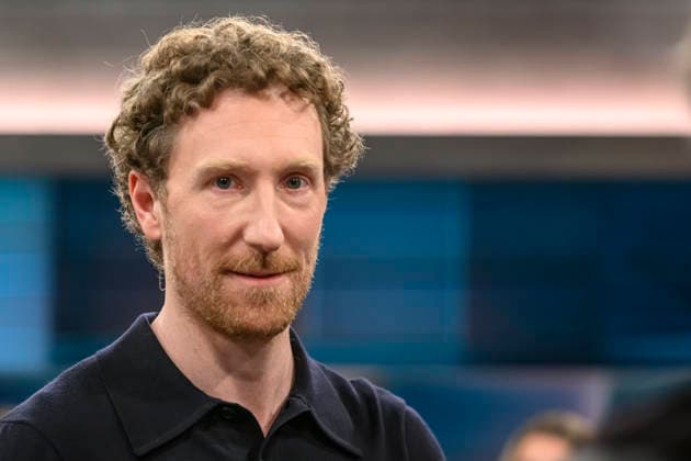 im Bild v.l.: Moderator - Louis Klamroth, GER, Berlin, hart aber fair - Polittalk, TV, Format, mit Moderator - Louis Klamroth, Das Erste, Das Thema: Mehr als Musik: Wie politisch ist der ESC? 11.05.2026, Copyright: HMBxMedia UwexKoch