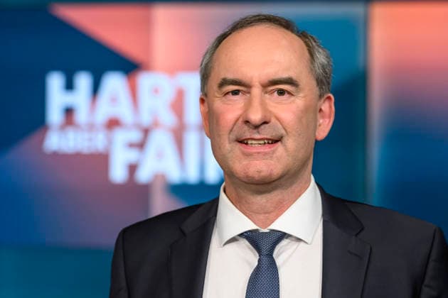 im Bild v.l.: Hubert Aiwanger (Freie Wähler): stellvertretender bayerischer Ministerpräsident, GER, Berlin, hart aber fair - Polittalk, TV, Format, mit Moderator - Louis Klamroth, Das Erste, Das Thema: Mehr als Musik: Wie politisch ist der ESC? 11.05.2026, Copyright: HMBxMedia UwexKoch