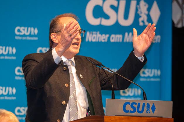 Alexander Dobrindt, CSU, Bundesinnenminister, Rede bei CSU-Veranstaltung im vollbesetzten Bierzelt, Truderinger Festwoche, bayerisches Volksfest, München, 11. Mai 2026 Deutschland, München, 11. Mai 2026, Alexander Dobrindt, 55, CSU, Bundesinnenminister, Rede bei CSU-Veranstaltung im vollbesetzten Bierzelt, im Rahmen der Truderinger Festwoche, traditionelles bayerisches Volksfest im Münchner Stadtteil Trudering, Montagabend, Politik, Politiker, Bayern,