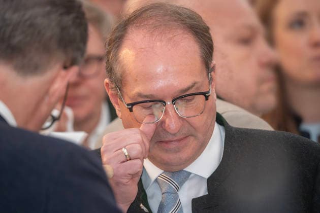 Alexander Dobrindt, CSU, Bundesinnenminister, CSU-Veranstaltung im vollbesetzten Bierzelt, im Rahmen der Truderinger Festwoche, bayerisches Volksfest, München, 11. Mai 2026 Deutschland, München, 11. Mai 2026, Alexander Dobrindt, 55, CSU, Bundesinnenminister, Ehrengast und Redner bei CSU-Veranstaltung im vollbesetzten Bierzelt, Truderinger Festwoche, traditionelles bayerisches Volksfest im Münchner Stadtteil Trudering, Montagabend, Politik, Politiker, Bayern,