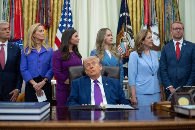 May 11, 2026, Washington, District Of Columbia, USA: United States President Donald J Trump during an event in the Oval Office of the White House in Washington, DC, USA, on Monday, May 11, 2026. President Trump is meeting with healthcare workers as his administration launches Moms.gov to highlight resources for unexpected pregnancies Washington USA  - ZUMAs152 20260511_faa_s152_062 Copyright: xAaronxSchwartzx-xPoolxviaxCNPx