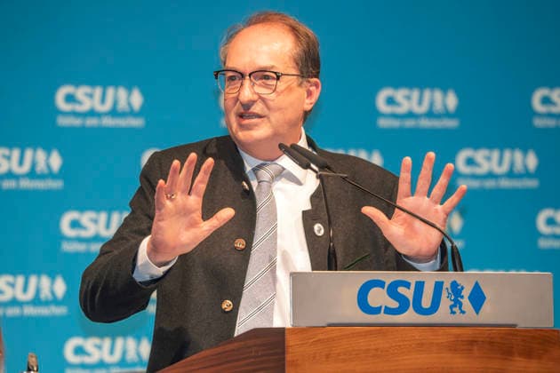 Alexander Dobrindt, CSU, Bundesinnenminister, Rede bei CSU-Veranstaltung im vollbesetzten Bierzelt, Truderinger Festwoche, bayerisches Volksfest, München, 11. Mai 2026 Deutschland, München, 11. Mai 2026, Alexander Dobrindt, 55, CSU, Bundesinnenminister, Rede bei CSU-Veranstaltung im vollbesetzten Bierzelt, Truderinger Festwoche, traditionelles bayerisches Volksfest im Münchner Stadtteil Trudering, Montagabend, Politik, Politiker, Bayern,