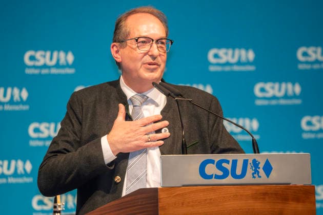Alexander Dobrindt, CSU, Bundesinnenminister, Rede bei CSU-Veranstaltung im vollbesetzten Bierzelt, Truderinger Festwoche, bayerisches Volksfest, München, 11. Mai 2026 Deutschland, München, 11. Mai 2026, Alexander Dobrindt, 55, CSU, Bundesinnenminister, Rede bei CSU-Veranstaltung im vollbesetzten Bierzelt, Truderinger Festwoche, traditionelles bayerisches Volksfest im Münchner Stadtteil Trudering, Montagabend, Politik, Politiker, Bayern,