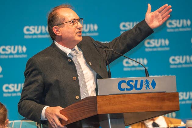 Alexander Dobrindt, CSU, Bundesinnenminister, Rede bei CSU-Veranstaltung im vollbesetzten Bierzelt, Truderinger Festwoche, bayerisches Volksfest, München, 11. Mai 2026 Deutschland, München, 11. Mai 2026, Alexander Dobrindt, 55, CSU, Bundesinnenminister, Rede bei CSU-Veranstaltung im vollbesetzten Bierzelt, Truderinger Festwoche, traditionelles bayerisches Volksfest im Münchner Stadtteil Trudering, Montagabend, Politik, Politiker, Bayern,