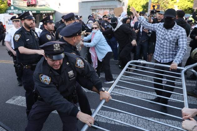 Rally against Israeli real state event in Brooklyn NEW YORK, UNITED STATES - MAY 11: NYPD officers clash with Pro-Palestinian protestors as they protest against an Israeli real state event at Young Israel Synagogue of Midwood, Brooklyn, U.S., May 11, 2026. Mostafa Bassim Anadolu New York United States. Editorial use only. Please get in touch for any other usage.  Copyright: x2026xAnadoluxMostafaxBassimx