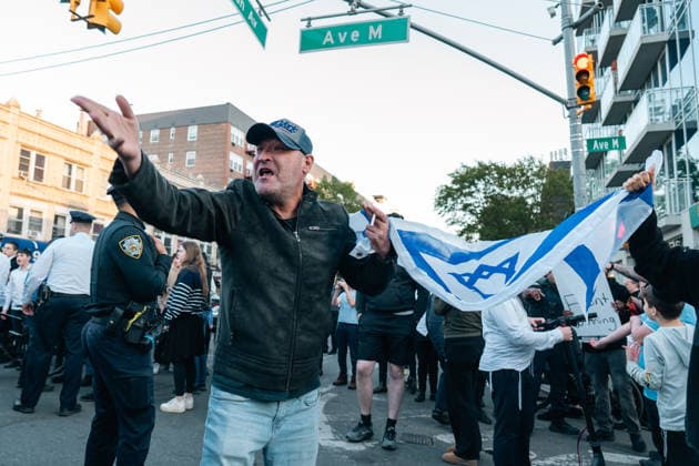 Brooklyn Synagogue Protest New York, NY May 11: Pro-Palestinian demonstrators and pro-Zionist counter protesters clashed in the Midwood neighborhood of Brooklyn during a protest against an Israeli real estate event accused by organizers of promoting the sale of Palestinian land in the occupied West Bank on May 11, 2026. Credit: Xavier Diaz AdMedia EDITORIAL USE ONLY  Copyright: xx AdMediax admphotostwo988403