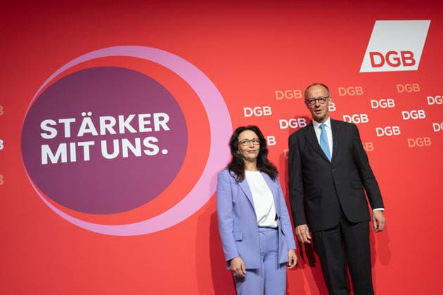 Bundeskanzler Friedrich Merz spricht auf dem Bundeskongress des DGB in Berlin, gemeinsam mit der wiedergewählten DGB-Vorsitzenden Yasmin Fahimi;DGB Bundeskongress 2026 in Berlin - Deutscher Gewerkschaftsbund, Berlin Berlin Deutschland Hotel Estrel