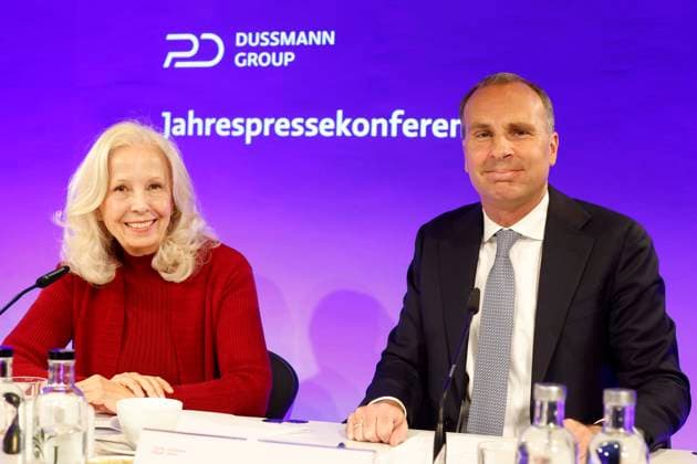 12.05.2026, Catherine von Fuerstenberg-Dussmann, Vorsitzende des Stiftungsrat, und Wolf-Dieter Adlhoch, Vorstandsvorsitzender, auf der Jahrespressekonferenz der Dussmann Group in Berlin, Berlin Deutschland, Germany