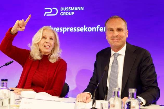 12.05.2026, Catherine von Fuerstenberg-Dussmann, Vorsitzende des Stiftungsrat, und Wolf-Dieter Adlhoch, Vorstandsvorsitzender, auf der Jahrespressekonferenz der Dussmann Group in Berlin, Berlin Deutschland, Germany