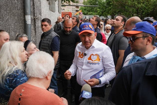 ARMENIA, YEREVAN - MAY 12, 2026: Armenia s incumbent prime minister Nikol Pashinyan meets local residents during his election campaign for the 2026 Armenia parliamentary election Yerevan Armenia  - ZUMAt113 20260512_zaa_t113_028 Copyright: xAlexanderxPatrinx