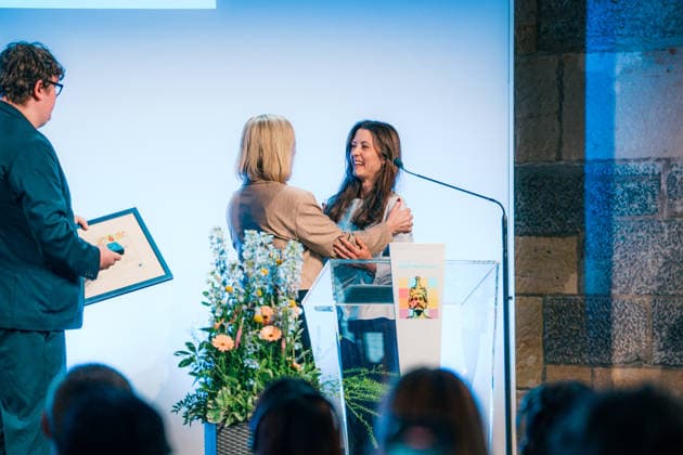 Deutschland, Aachen: Verleihung Jugendkarlspreis im Krönungssaal im Rathaus, Rahmenprogramm Karlspreis 2026 - Auszeichnung an Mario Draghi, 2. Platz für Frankreich und das Projekt Pol - Combating misinformation and strengthening citizen participation through an app!, Dr. Angela Maas, Vizevorsitzende Karlspreis-Direktorium, verleiht Urkunde Copyright: xThiemoxRudolphx