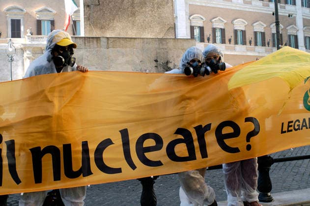 Demonstration against nuclear power ROME, ITALY - JUNE 18: A demonstration organized by Greenpeace, Lega Ambiente, WWF, and Italia Nostra against the Berlusconi government™s decision to bring nuclear energy back to Italy, viewing it as a strategic and indispensable choice, took place in Piazza Montecitorio on June 18, 2008 in Rome, Italy. Rome Lazio Italy Copyright: xStefanoxMontesix