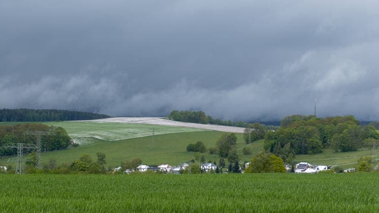 Die Eisheiligen treffen mit voller Macht das Erzgebirge. Am Nachmittag gab es Schnee, Sturm, Schneeverwehungen und ein Wintergewitter bis auf 600 Metern herab. Auf dem Fichtelberg gab es gegen 14 Uhr ein Wintergewitter samt Schneesturm. Eine Familie wurde dabei eiskalt überrascht. Binnen weniger Minuten war alles weiß und mit Schnee bedeckt. Die Sicht ging auf wenige Meter zurück. Selbst Schafe waren mit einer weißen Haube bedeckt. Die Schafskälte steht uns erst noch bevor. Fichtelberg Sachsen Deutschland