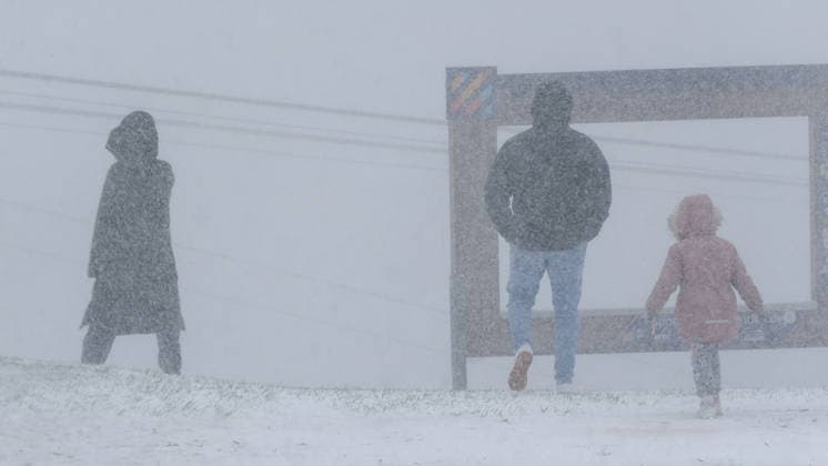 Die Eisheiligen treffen mit voller Macht das Erzgebirge. Am Nachmittag gab es Schnee, Sturm, Schneeverwehungen und ein Wintergewitter bis auf 600 Metern herab. Auf dem Fichtelberg gab es gegen 14 Uhr ein Wintergewitter samt Schneesturm. Eine Familie wurde dabei eiskalt überrascht. Binnen weniger Minuten war alles weiß und mit Schnee bedeckt. Die Sicht ging auf wenige Meter zurück. Selbst Schafe waren mit einer weißen Haube bedeckt. Die Schafskälte steht uns erst noch bevor. Fichtelberg Sachsen Deutschland