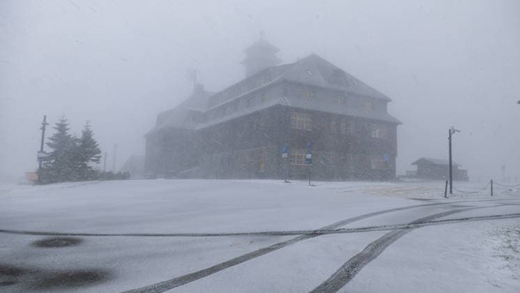 Die Eisheiligen treffen mit voller Macht das Erzgebirge. Am Nachmittag gab es Schnee, Sturm, Schneeverwehungen und ein Wintergewitter bis auf 600 Metern herab. Auf dem Fichtelberg gab es gegen 14 Uhr ein Wintergewitter samt Schneesturm. Eine Familie wurde dabei eiskalt überrascht. Binnen weniger Minuten war alles weiß und mit Schnee bedeckt. Die Sicht ging auf wenige Meter zurück. Selbst Schafe waren mit einer weißen Haube bedeckt. Die Schafskälte steht uns erst noch bevor. Fichtelberg Sachsen Deutschland