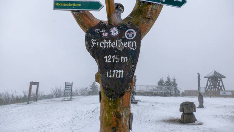 Die Eisheiligen treffen mit voller Macht das Erzgebirge. Am Nachmittag gab es Schnee, Sturm, Schneeverwehungen und ein Wintergewitter bis auf 600 Metern herab. Auf dem Fichtelberg gab es gegen 14 Uhr ein Wintergewitter samt Schneesturm. Eine Familie wurde dabei eiskalt überrascht. Binnen weniger Minuten war alles weiß und mit Schnee bedeckt. Die Sicht ging auf wenige Meter zurück. Selbst Schafe waren mit einer weißen Haube bedeckt. Die Schafskälte steht uns erst noch bevor. Fichtelberg Sachsen Deutschland