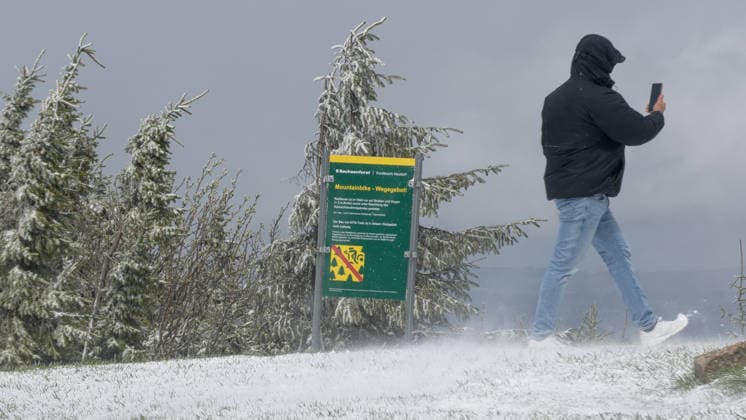 Die Eisheiligen treffen mit voller Macht das Erzgebirge. Am Nachmittag gab es Schnee, Sturm, Schneeverwehungen und ein Wintergewitter bis auf 600 Metern herab. Auf dem Fichtelberg gab es gegen 14 Uhr ein Wintergewitter samt Schneesturm. Eine Familie wurde dabei eiskalt überrascht. Binnen weniger Minuten war alles weiß und mit Schnee bedeckt. Die Sicht ging auf wenige Meter zurück. Selbst Schafe waren mit einer weißen Haube bedeckt. Die Schafskälte steht uns erst noch bevor. Fichtelberg Sachsen Deutschland