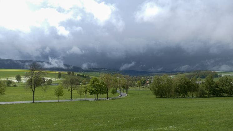 Die Eisheiligen treffen mit voller Macht das Erzgebirge. Am Nachmittag gab es Schnee, Sturm, Schneeverwehungen und ein Wintergewitter bis auf 600 Metern herab. Auf dem Fichtelberg gab es gegen 14 Uhr ein Wintergewitter samt Schneesturm. Eine Familie wurde dabei eiskalt überrascht. Binnen weniger Minuten war alles weiß und mit Schnee bedeckt. Die Sicht ging auf wenige Meter zurück. Selbst Schafe waren mit einer weißen Haube bedeckt. Die Schafskälte steht uns erst noch bevor. Fichtelberg Sachsen Deutschland