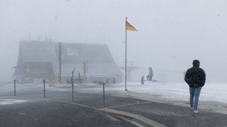 Die Eisheiligen treffen mit voller Macht das Erzgebirge. Am Nachmittag gab es Schnee, Sturm, Schneeverwehungen und ein Wintergewitter bis auf 600 Metern herab. Auf dem Fichtelberg gab es gegen 14 Uhr ein Wintergewitter samt Schneesturm. Eine Familie wurde dabei eiskalt überrascht. Binnen weniger Minuten war alles weiß und mit Schnee bedeckt. Die Sicht ging auf wenige Meter zurück. Selbst Schafe waren mit einer weißen Haube bedeckt. Die Schafskälte steht uns erst noch bevor. Fichtelberg Sachsen Deutschland