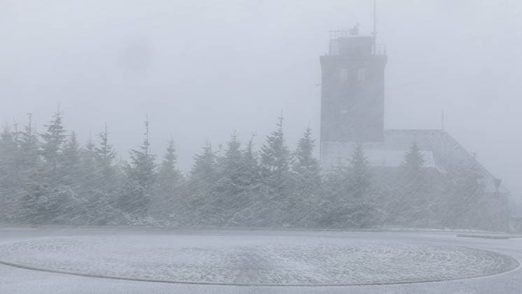 Die Eisheiligen treffen mit voller Macht das Erzgebirge. Am Nachmittag gab es Schnee, Sturm, Schneeverwehungen und ein Wintergewitter bis auf 600 Metern herab. Auf dem Fichtelberg gab es gegen 14 Uhr ein Wintergewitter samt Schneesturm. Eine Familie wurde dabei eiskalt überrascht. Binnen weniger Minuten war alles weiß und mit Schnee bedeckt. Die Sicht ging auf wenige Meter zurück. Selbst Schafe waren mit einer weißen Haube bedeckt. Die Schafskälte steht uns erst noch bevor. Fichtelberg Sachsen Deutschland