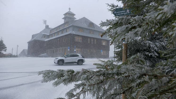 Die Eisheiligen treffen mit voller Macht das Erzgebirge. Am Nachmittag gab es Schnee, Sturm, Schneeverwehungen und ein Wintergewitter bis auf 600 Metern herab. Auf dem Fichtelberg gab es gegen 14 Uhr ein Wintergewitter samt Schneesturm. Eine Familie wurde dabei eiskalt überrascht. Binnen weniger Minuten war alles weiß und mit Schnee bedeckt. Die Sicht ging auf wenige Meter zurück. Selbst Schafe waren mit einer weißen Haube bedeckt. Die Schafskälte steht uns erst noch bevor. Fichtelberg Sachsen Deutschland
