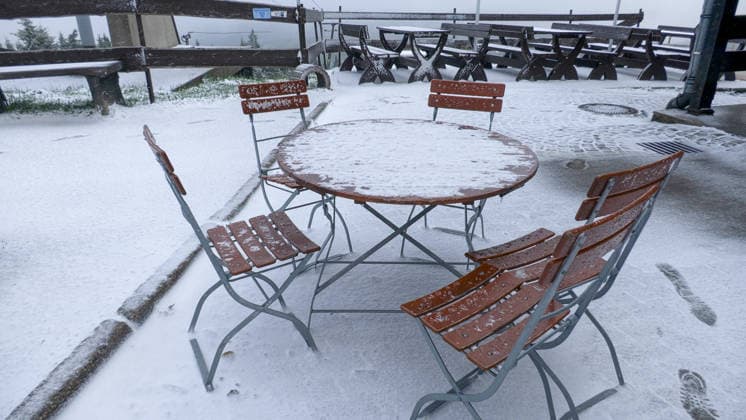 Die Eisheiligen treffen mit voller Macht das Erzgebirge. Am Nachmittag gab es Schnee, Sturm, Schneeverwehungen und ein Wintergewitter bis auf 600 Metern herab. Auf dem Fichtelberg gab es gegen 14 Uhr ein Wintergewitter samt Schneesturm. Eine Familie wurde dabei eiskalt überrascht. Binnen weniger Minuten war alles weiß und mit Schnee bedeckt. Die Sicht ging auf wenige Meter zurück. Selbst Schafe waren mit einer weißen Haube bedeckt. Die Schafskälte steht uns erst noch bevor. Fichtelberg Sachsen Deutschland