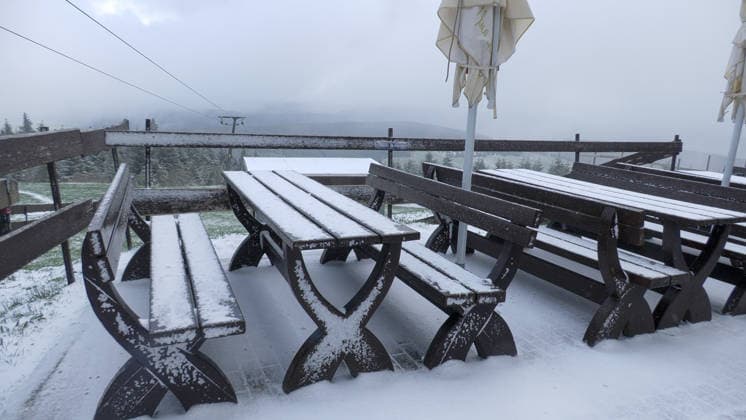Die Eisheiligen treffen mit voller Macht das Erzgebirge. Am Nachmittag gab es Schnee, Sturm, Schneeverwehungen und ein Wintergewitter bis auf 600 Metern herab. Auf dem Fichtelberg gab es gegen 14 Uhr ein Wintergewitter samt Schneesturm. Eine Familie wurde dabei eiskalt überrascht. Binnen weniger Minuten war alles weiß und mit Schnee bedeckt. Die Sicht ging auf wenige Meter zurück. Selbst Schafe waren mit einer weißen Haube bedeckt. Die Schafskälte steht uns erst noch bevor. Fichtelberg Sachsen Deutschland