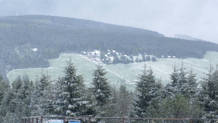 Die Eisheiligen treffen mit voller Macht das Erzgebirge. Am Nachmittag gab es Schnee, Sturm, Schneeverwehungen und ein Wintergewitter bis auf 600 Metern herab. Auf dem Fichtelberg gab es gegen 14 Uhr ein Wintergewitter samt Schneesturm. Eine Familie wurde dabei eiskalt überrascht. Binnen weniger Minuten war alles weiß und mit Schnee bedeckt. Die Sicht ging auf wenige Meter zurück. Selbst Schafe waren mit einer weißen Haube bedeckt. Die Schafskälte steht uns erst noch bevor. Fichtelberg Sachsen Deutschland