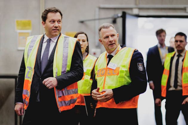 (L-R) Lars Klingbeil, Bundesminister der Finanzen, und Armin Rolfink, Praesident der Generalzolldirektion, aufgenommen im Rahmen eines Besuches der Abfertigung von Luftfrachtsendungen durch den Zoll im DHL Hub in Schkeuditz, 12.05.2026. Fotografiert im Auftrag des Bundesministeriums der Finanzen. Schkeuditz Deutschland Copyright: xFlorianxGaertner BMFx
