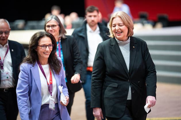 Bundesarbeitsministerin Bärbel Bas (SPD) spricht auf dem Bundeskongress des DGB in Berlin, Bei ihrer Ankunft, gemeinsam mit Yasmin Fahimi, wiedergewählte DGB-Vorsitzende (links);DGB Bundeskongress 2026 in Berlin - Deutscher Gewerkschaftsbund, Berlin Berlin Deutschland Hotel Estrel