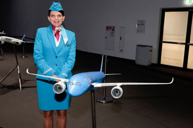 Flugzeug der Lufthansa-Tochtergesellschaft ITA Airways mit Flugbegleiterin bei der Hauptversammlung der Deutschen Lufthansa AG in der Messe Frankfurt, Halle 5.1 & Congress Center. Frankfurt, 12.05.2026