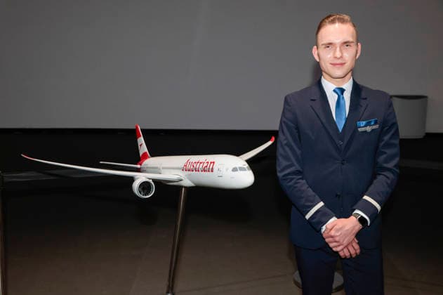 Flugzeug der Lufthansa-Tochtergesellschaft Austrian mit Flugbegleiter bei der Hauptversammlung der Deutschen Lufthansa AG in der Messe Frankfurt, Halle 5.1 & Congress Center. Frankfurt, 12.05.2026