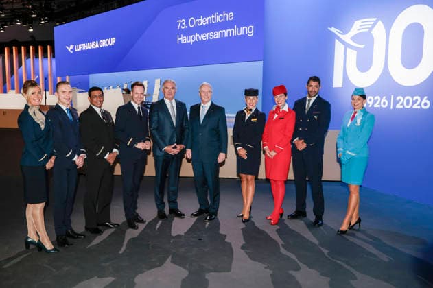 Carsten Spohr, Karl-Ludwig Kley und Flugbegleiter bei der Hauptversammlung der Deutschen Lufthansa AG in der Messe Frankfurt, Halle 5.1 & Congress Center. Frankfurt, 12.05.2026