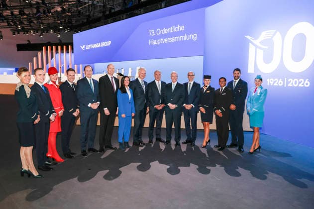 Lufthansa Vorstand und Flugbegleiter bei der Hauptversammlung der Deutschen Lufthansa AG in der Messe Frankfurt, Halle 5.1 & Congress Center. Frankfurt, 12.05.2026