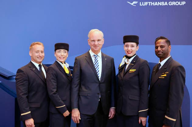 Johannes Teyssen und Flugbegleiter bei der Hauptversammlung der Deutschen Lufthansa AG in der Messe Frankfurt, Halle 5.1 & Congress Center. Frankfurt, 12.05.2026