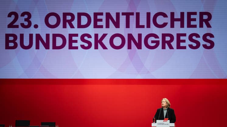 Bundesarbeitsministerin Bärbel Bas (SPD) spricht auf dem Bundeskongress des DGB in Berlin;DGB Bundeskongress 2026 in Berlin - Deutscher Gewerkschaftsbund, Berlin Berlin Deutschland Hotel Estrel