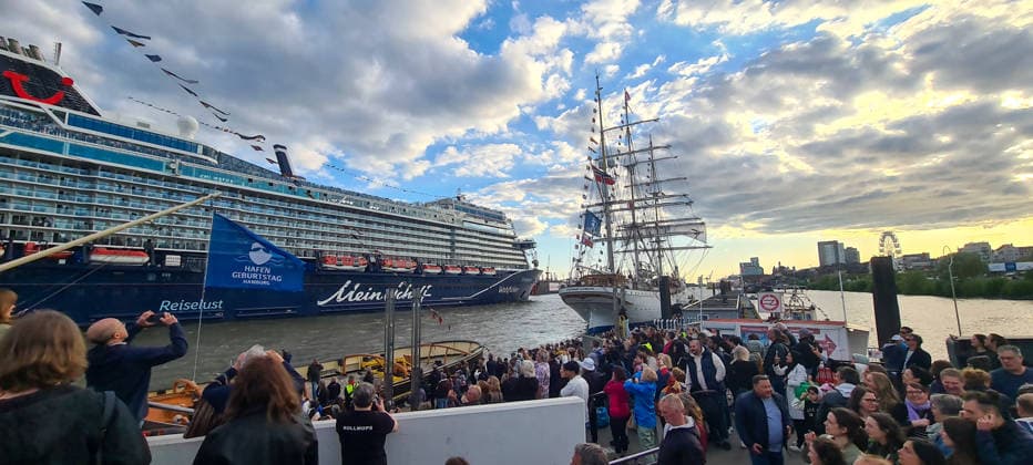 Auslaufen des Kreuzfahrtschiffs MeinSchiff 7 der Reederei TUI Cruises während des Hamburger Hafengeburtstags 2026;Auslaufen des Kreuzfahrtschiffs MeinSchiff 7 der Reederei TUI Cruises während des Hamburger Hafengeburtstags 2026, Hamburg Hamburg Deutschland Landungsbrücken